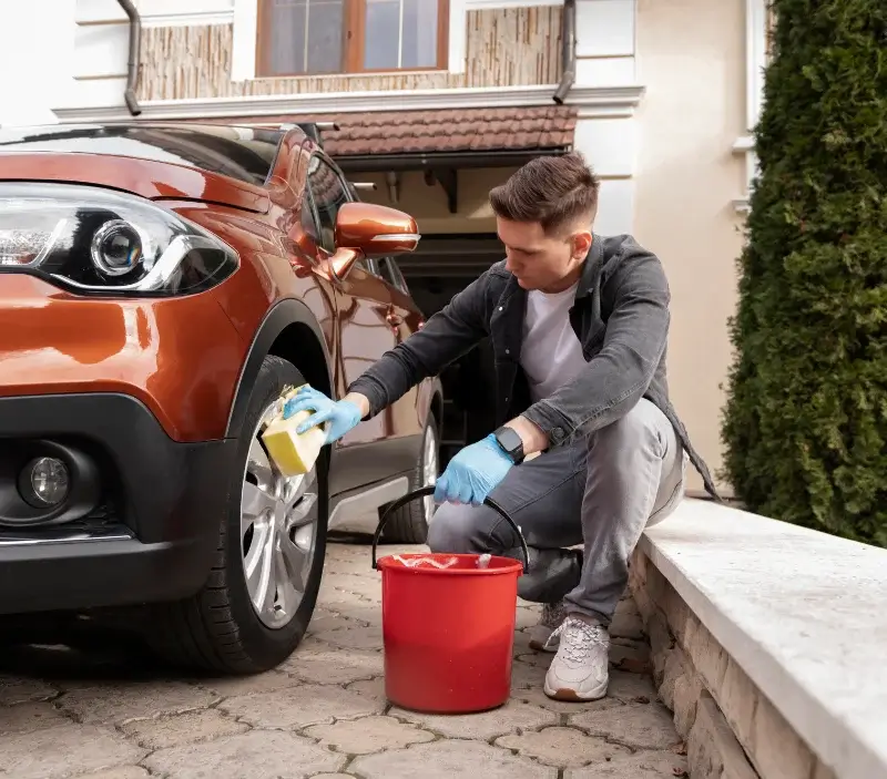 Lavage auto à domicile Solignac-sous-Roche : professionnel intervenant sur un véhicule